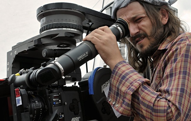 Diego Luna on set