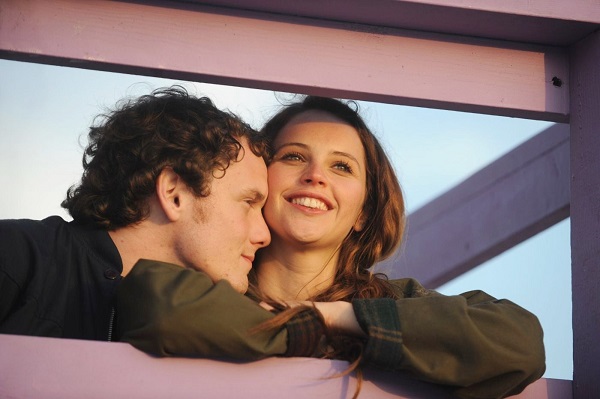 Anton Yelchin and Felicity Jones in Like Crazy