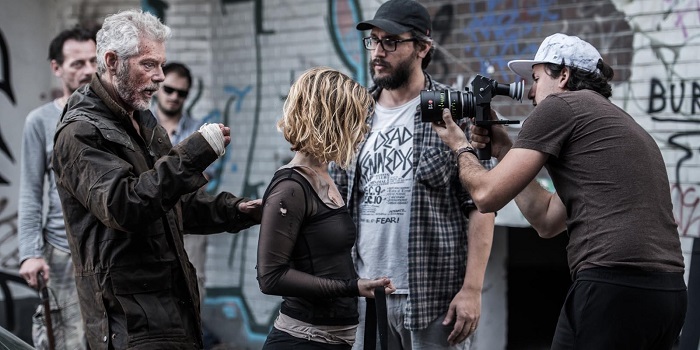 Stephen Lang with Jane Levy and Fede Alvarez on set