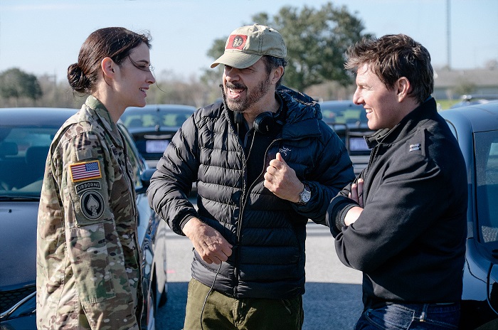 Cobie Smulders, Edward Zwick and Tom Cruise on the set of Jack Reacher: Never Go Back 