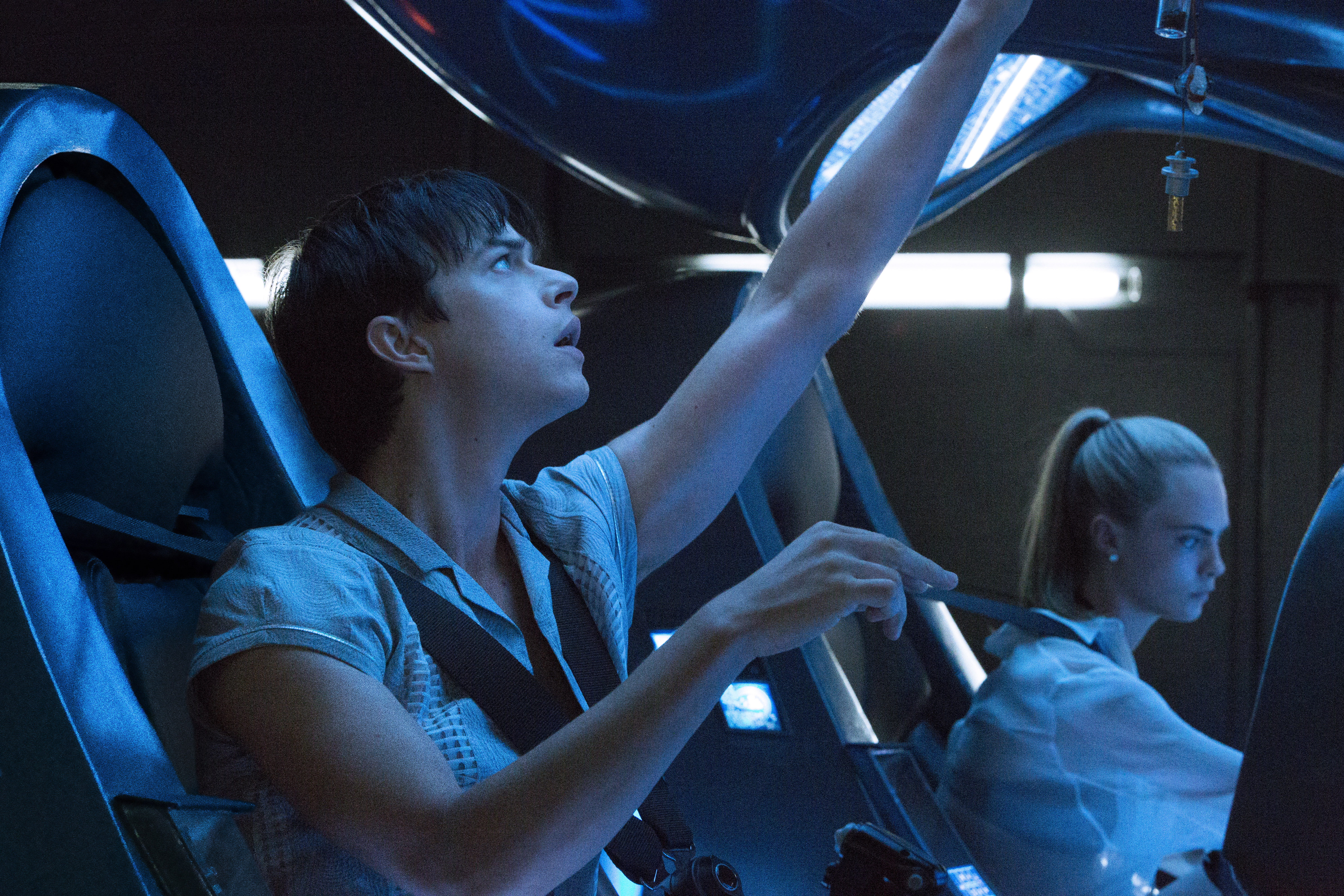 Dane DeHaan and Cara Delevingne star in Luc Besson's VALERIAN AND THE CITY OF A THOUSAND PLANETS. Credit:  Domitille Girard Copyright:  © 2016 VALERIAN SAS Ð TF1 FILMS PRODUCTION.