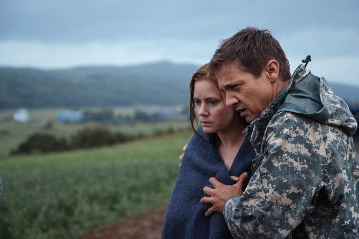 Amy Adams and Jeremy Renner in Arrival