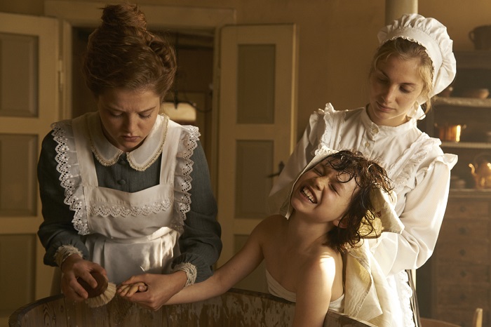 Jella Haase and Anuk Steffen in Heidi