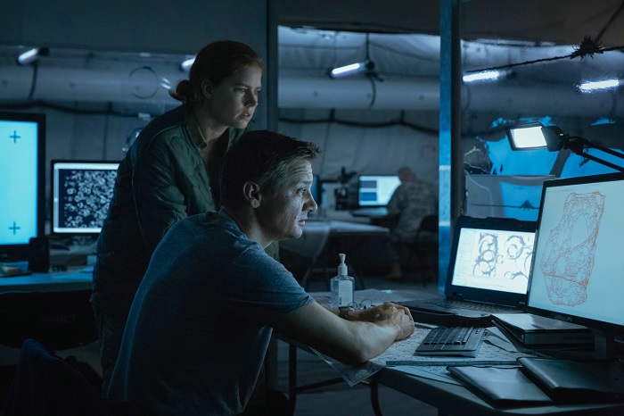 Jeremy Renner and Amy Adams in Arrival